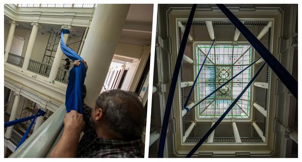 Installation process of the 130-meter-long blue fabric that makes up the "Firmamento" installation at the House of Peruvian Literature.  (Photos: House of Peruvian Literature)