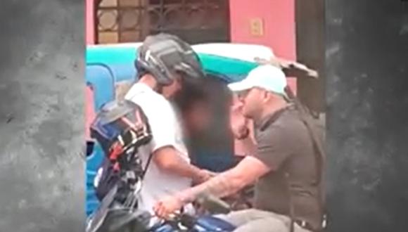 Sujetos fueron captados cobrando cupos a mototaxistas. (Foto: Captura / América Noticias)