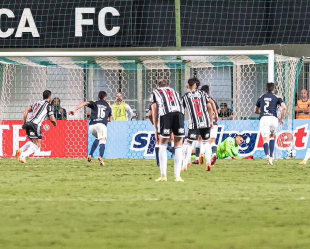 The great save by Campos before the shot, from the penalty spot, by Hulk.  (Photo: Lima Alliance)