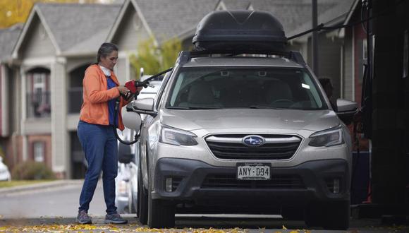 Una persona le echa gasolina a su carro en Arvada, Colorado, el 26 de octubre del 2021. (AP Foto/David Zalubowski).