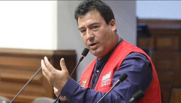 El congresista Edwin Martínez pide aplazar el pleno para la reconsideración de la censura del ministro Willy Huerta. (Foto: Congreso)
