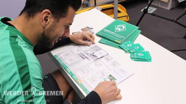 Claudio Pizarro promociona álbum oficial del Werder Bremen - 2