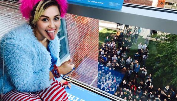 Miley Cyrus visitó universidad para pedir que voten por Clinton