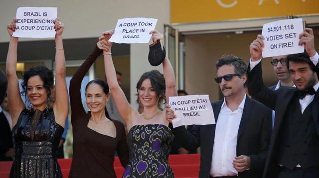 Cannes: elenco de "Aquarius" protesta en apoyo a Rousseff - 4