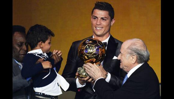 Pelé carga al hijo de Cristiano Ronaldo durante la premiación. (Foto: AP)