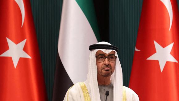 MBZ es el tercer hijo del jeque Zayed bin Sultan Al-Nahyan, primer presidente y padre fundador de la federación de los Emiratos.