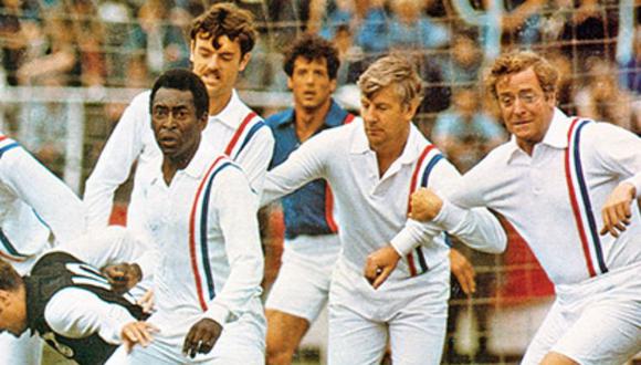 Pelé,  Sylvester Stallone, Michael Caine y Max von Sydow protagonizaron “Escape a la victoria” en 1981, película que estuvo dirigida por John Huston (Foto: Paramount Pictures)