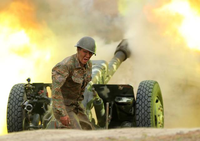 Un militar del Ejército de Defensa de Karabaj dispara una pieza de artillería hacia posiciones de Azerbaiyán durante los combates por la separatista región de Nagorno-Karabaj el 28 de septiembre de 2020. (Foto: AFP).