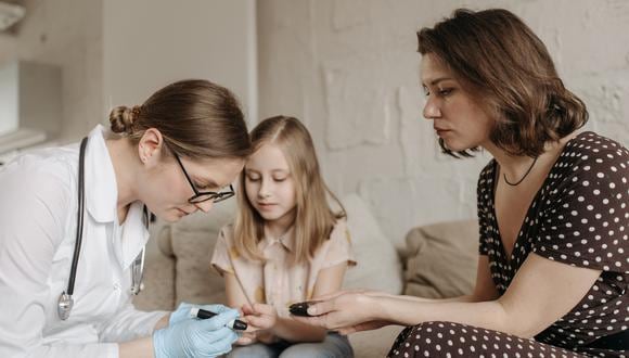 “Es importante que, ante cualquier señal anormal, los padres recurran a una consulta médica y así puedan iniciar el tratamiento requerido", señala el experto. (Foto: Pexel)