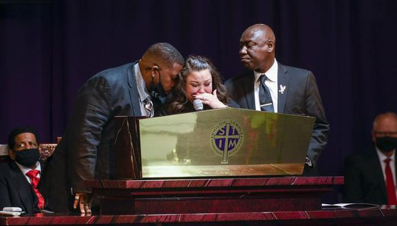 Los padres de Daunte Wright, Aubrey Wright (izquierda) y Katie Wright (centro), se emocionan al hablar de su hijo, en Shiloh Temple International Ministries en Minneapolis, Minnesota, Estados Unidos, el 22 de abril de 2021. (EFE/EPA/CRAIG LASSIG).