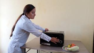 ¿Cansado de desinfectar? Dos jóvenes peruanos crean ingenioso esterilizador con un horno microondas