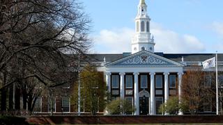 Alumnas demandan a Harvard por ignorar acoso sexual de un profesor