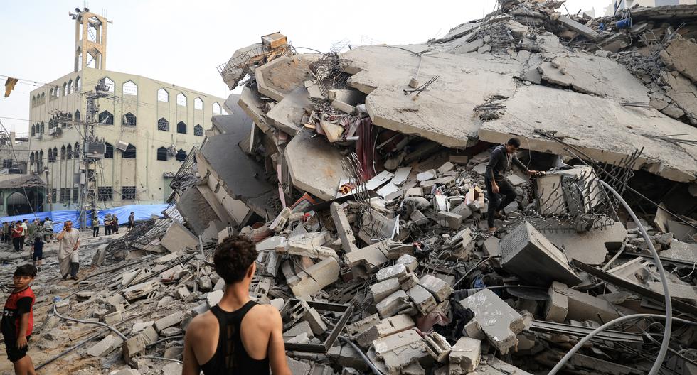 Palestinos inspeccionan los escombros de un edificio en la ciudad de Gaza luego de que fuera alcanzado por un ataque aéreo israelí. (Foto: AFP)