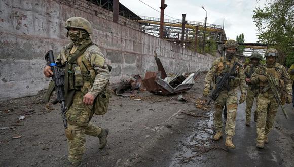 Soldados rusos patrullan una parte destruida de la planta metalúrgica Illich Iron and Steel Works en Mariupol, en territorio bajo el gobierno de la República Popular de Donetsk, al este de Ucrania. (FOTO AP)