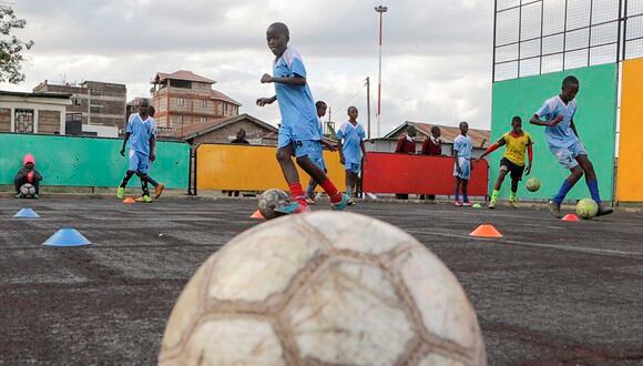 No todo es el fútbol, estos niños de Kenia, tienen una beca para estudiar y a la vez sean bien alimentados (Foto: EFE)