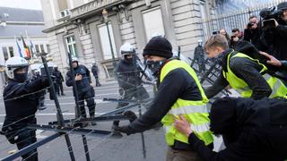 Macron llama a la "calma" mientras las protestas se extienden en Francia