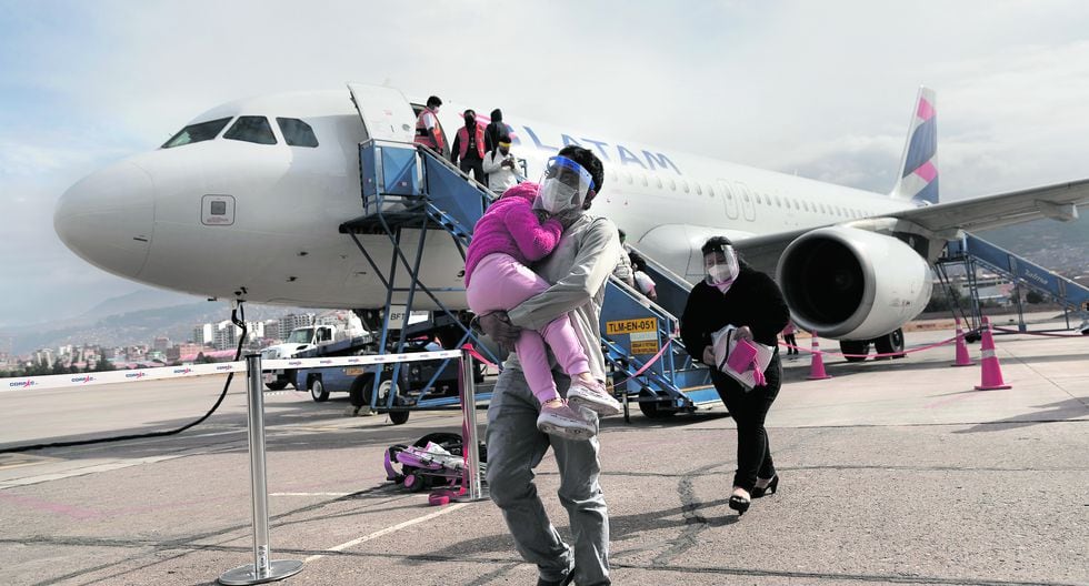 Los pasajeros mantienen las caretas puestas al salir del avión, luego de llegar a la Ciudad Imperial. Según Latam, estos últimos cuatro meses detuvieron los vuelos a Cusco tras 21 años ininterrumpidos. (Foto: Renzo Salazar)