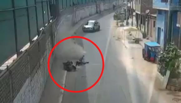 Atropellan a dos personas que iban en moto en la urbanización Palao, en San Martín de Porres | Foto: Captura de video / Canal N