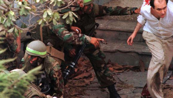 Fuerzas especiales de la policía peruana rescatan al canciller Francisco Tudela (derecha) luego de que tropas irrumpieran en la residencia del embajador japonés en Lima en esta imagen de archivo del 22 de abril de 1997. REUTERS/Silvia Izquierdo/Files (PERU)