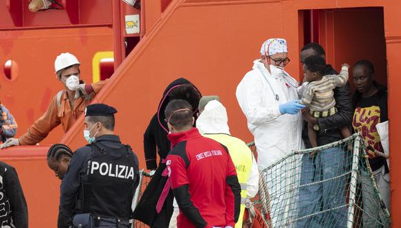 El Asso Trenta atracó en la localidad siciliana de Pozzallo con los migrantes a bordo. De momento no se sabía si se quedarían en Italia o serían distribuidos a otros países de la Unión Europea. (AP)