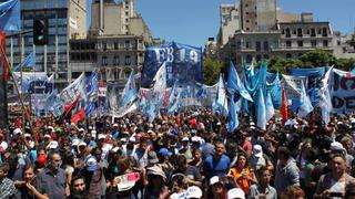 Miles de trabajadores marchan para denunciar que "hay hambre"en Argentina