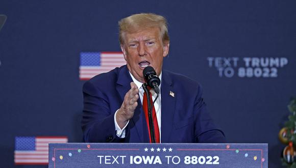 El expresidente de Estados Unidos y aspirante a la presidencia de 2024, Donald Trump, habla durante un evento de campaña en Waterloo, Iowa, el 19 de diciembre de 2023. (Foto de KAMIL KRZACZYNSKI / AFP)