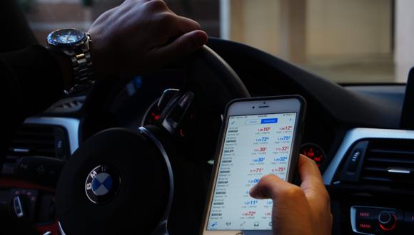 Hablar por teléfono mientras se conduce un auto se paga con una multa de 368 soles. | Crédito: Unsplash / Pixabay / Pexels / Referencial