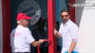 Claudio Pizarro visitó a sus ex compañeros del Bayern Múnich