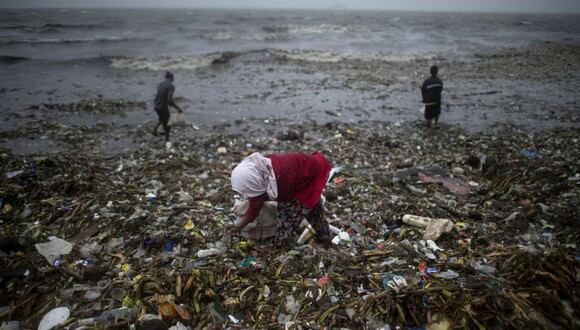 Cada año, se vierten en los océanos ocho millones de toneladas de plástico, según un estudio de la revista Science. (Foto: AFP)