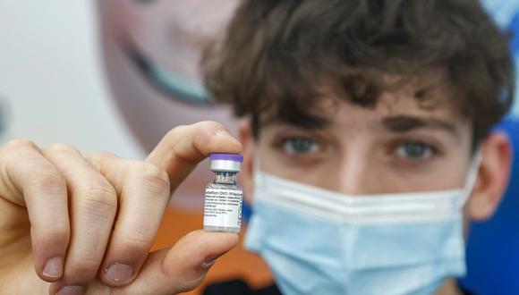 Un adolescente en Israel recibe la vacuna de Pfizer-BioNtech. (Foto: JACK GUEZ / AFP)