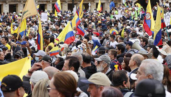 Grupos de personas con carteles y gritando consignas llegan hoy, durante una marcha contra las reformas del Gobierno del presidente de Colombia, Gustavo Petro, hasta la Plaza de Bolívar,, en Bogotá (Colombia). (Foto: EFE/ Mauricio Dueñas Castañeda)