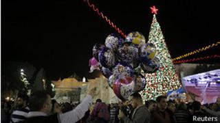 Prenden las luces del árbol de Navidad en Belén