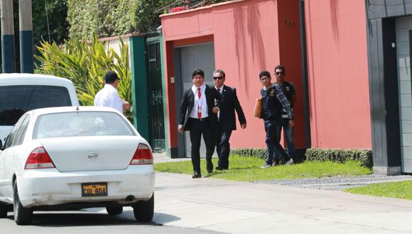 El equipo fiscal, con apoyo de la policía, llegó a la casa de PPK en la calle Choquehuanca, en San Isidro. esta mañana. (Lino Chipana / El Comercio)