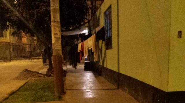 WhatsApp: vecino de Comas usa la vereda para tender su ropa - 5