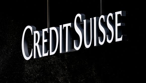 En esta foto de archivo tomada el 8 de noviembre de 2022, se ve un letrero del banco Credit Suisse de Suiza en un edificio de oficinas en Zúrich el 13 de marzo de 2023. (Foto de Fabrice COFFRINI / AFP)