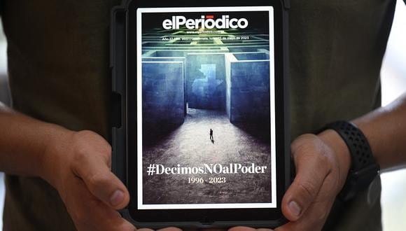 Un hombre muestra la última versión digital del diario El Periódico, en la Ciudad de Guatemala, el 15 de mayo de 2023. (Foto de Johan ORDONEZ / AFP)