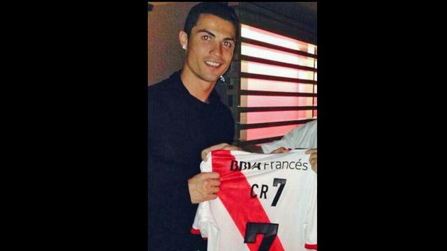 Cristiano Ronaldo posó con la camiseta de River Plate (Foto: Twitter)