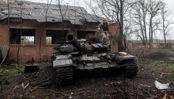 Un soldado ucraniano salta de un tanque ruso destruido en las afueras de la aldea de Mala Rohan, en medio de la invasión rusa de Ucrania, en la región de Kharkiv, Ucrania.