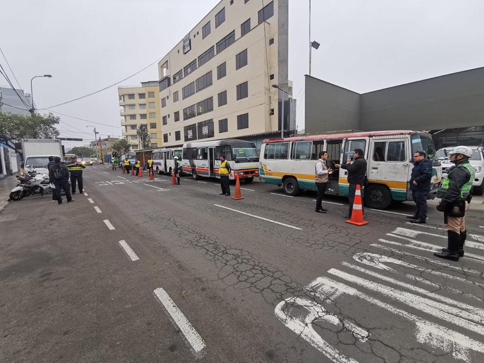 Inspectores de tránsito de la Municipalidad de Miraflores intervinieron tres coasters que realizaban el servicio informal de transporte de pasajeros. (Fotos: Difusión)