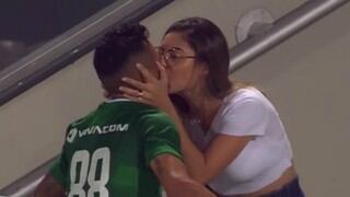 Celebra su gol besando a su novia y termina pasando la vergüenza de su vida | VIDEO