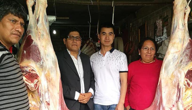 El ciudadano chino Liu Xiunhuan explicó que metió a la mascota en un costal con orificios para que no se coma la carne que trasladaba en su camioneta. Además, dijo que fue víctima de racismo y xenofobia tras lo ocurrido. (Facebook)