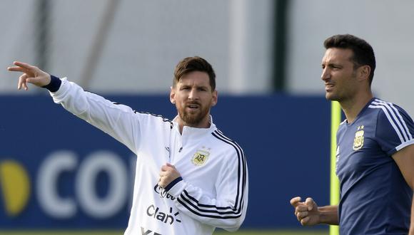 Scaloni y Messi en la concentración argentina. (Foto: AFP)