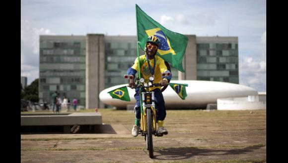 Mundial: Miles viajan en caravanas, y hasta bici, a Brasil