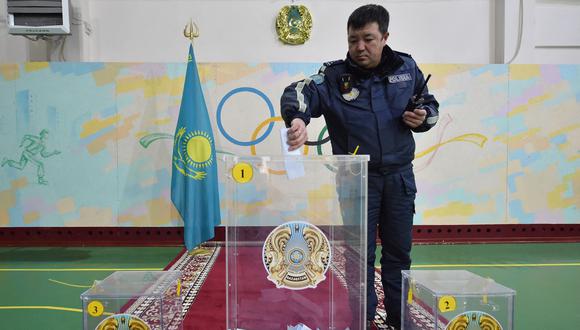 Un oficial de policía vota en un colegio electoral, en el gimnasio de una escuela, durante las elecciones presidenciales de Kazajstán en Astana el 20 de noviembre de 2022.  (Foto de Vyacheslav OSELEDKO / AFP)