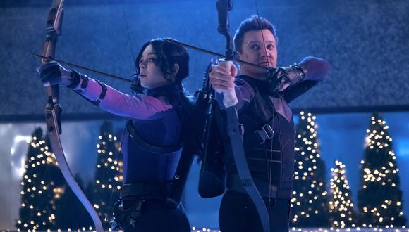 Dos arqueros, un nombre. De izquierda a derecha, Kate Bishop (Hailee Steinfeld) y Clint Barton (Jeremy Renner); quienes en el cómic llevan el nombre de Hawkeye (Ojo de halcón). Ambos pelean codo a codo en la nueva serie de Disney+. Foto: Marvel Studios.