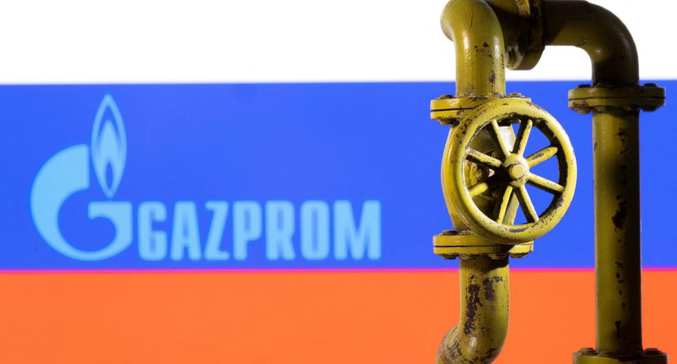 Imagen referencial. Una tubería de gas frente al logo de Gazprom, la gran empresa con la que Rusia controla la distribución del suministro. REUTERS