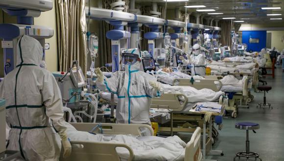 Trabajadores médicos con trajes de protección atienden a pacientes con el nuevo coronavirus en la unidad de cuidados intensivos (UCI) de un hospital designado en Wuhan, provincia de Hubei, China. (Foto: China Daily a través de REUTERS).