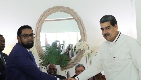 El presidente de Venezuela, Nicolás Maduro (der), estrecha la mano del mandatario de Guyana, Irfaan Ali. (EFE).