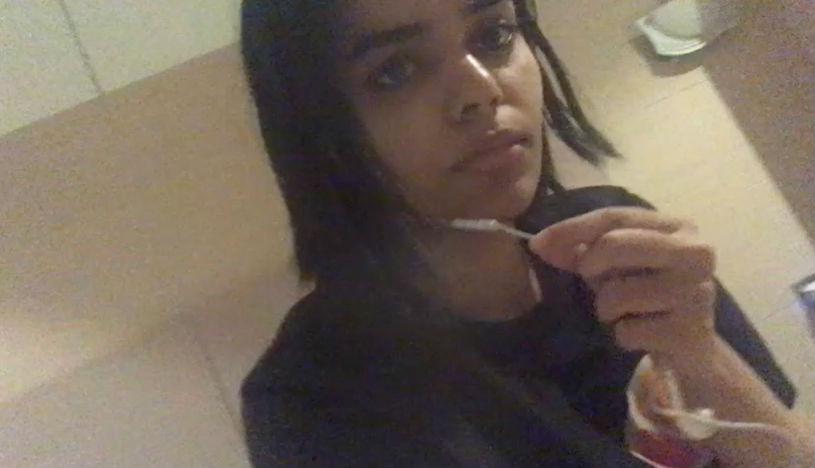 "Soy la chica que huyó a Tailandia. Ahora estoy en peligro real porque la Embajada de Arabia Saudí está intentando forzarme a volver", escribió Al-Qunun. (Foto: Reuters)