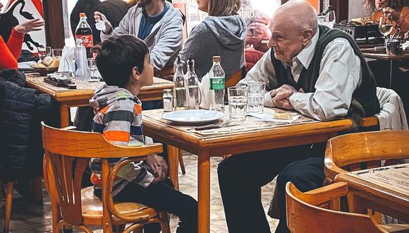 Un abuelo de 84 años y su nieto de apenas ocho protagonizaron un tierno momento en un restaurante de Argentina. (Foto: Twitter/@NicolasIeraci).